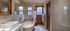 Dezeekoe Main House Bathroom