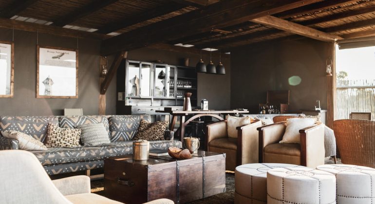 Davison's Lounge