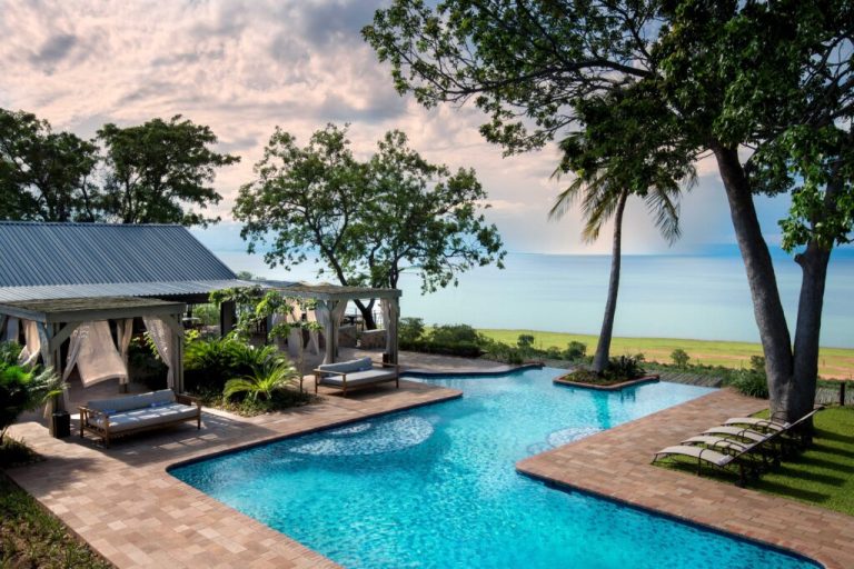 Bumi Hill Safari Lodge Poolside