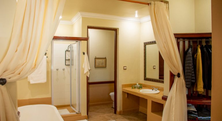 Chobe Safari Lodge Bathroom