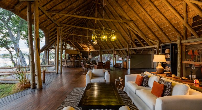 Pom Pom Camp Lounge