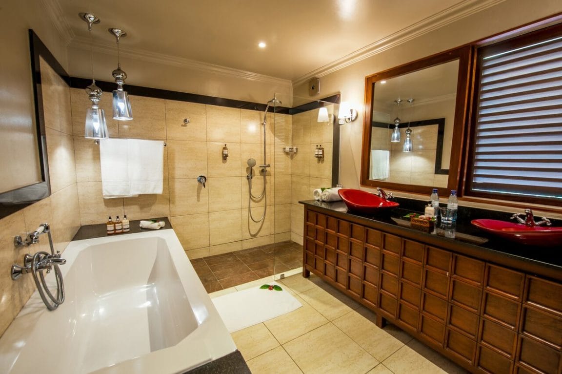 Arusha Coffee Lodge Bathroom