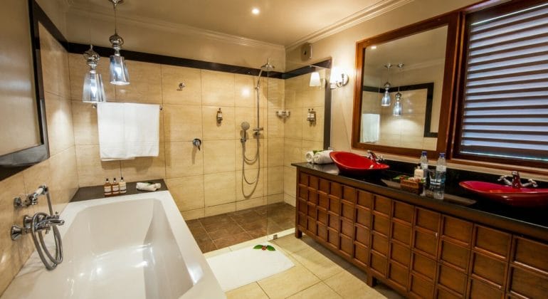 Arusha Coffee Lodge Bathroom