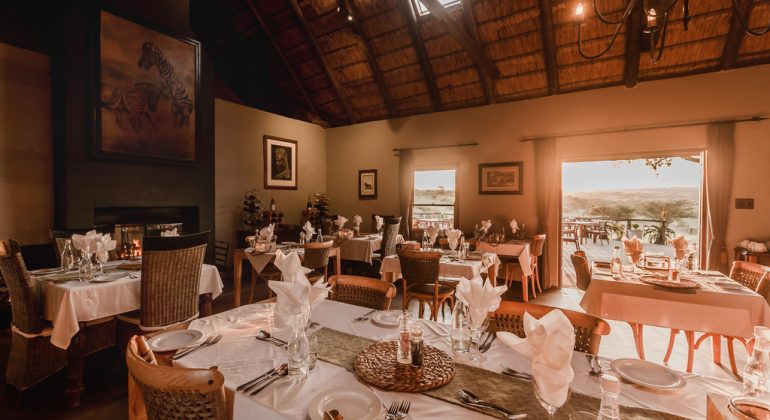 Hlosi Game Lodge Dining