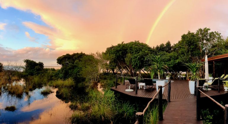 Makakatana Bay Lodge Deck