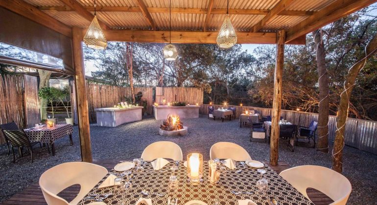 Makakatana Bay Lodge Dining