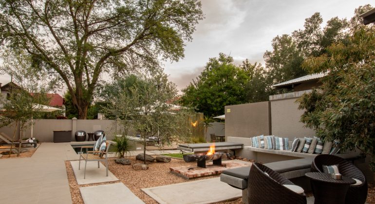 The Elegant Guesthouse Outdoor Sitting